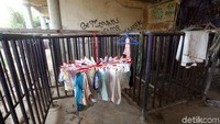 Pagar pembatas masuk stadion dijadikan sebagai tempat menjemur pakaian.