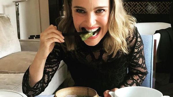 Resmi Perankan Mighty Thor, Ini Gaya Kulineran Seru Natalie Portman