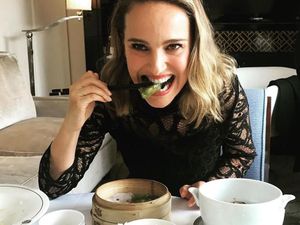 Resmi Perankan Mighty Thor, Ini Gaya Kulineran Seru Natalie Portman