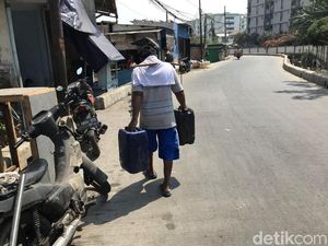 Cerita Waluyo Pikul 50 Jeriken untuk Warga Muara Baru yang Krisis Air Bersih