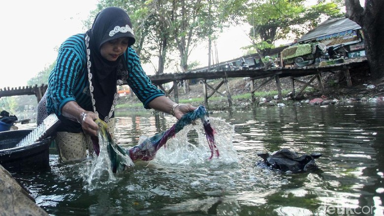 Potret Warga Mencuci  Baju  di  Sungai  Cisadane Tangerang