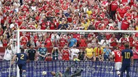 Lacazette menaklukan Keylor Navas lewat tendangan penalti. Geoff Burke-USA TODAY Sports.