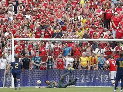 Lacazette menaklukan Keylor Navas lewat tendangan penalti. Geoff Burke-USA TODAY Sports.