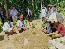 Isak Tangis Keluarga di Pemakaman Korban Wahana Perahu Gila Pekalongan