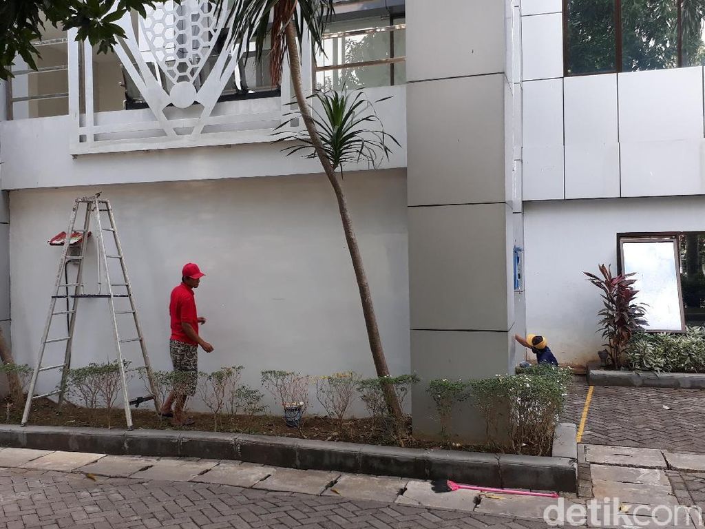 Tulisan Seronok Aksi Vandalisme di Tembok Pemkab Bojonegoro Dihapus Tulisan Seronok Aksi Vandalisme di Tembok Pemkab Bojonegoro Dihapus
