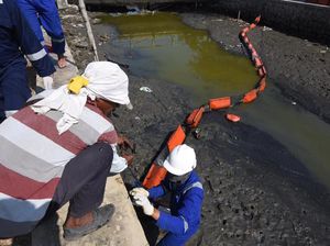 Pertamina Bersihkan Pantai Laut Jawa dari Tumpahan Minyak