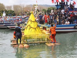 Berharap Tangkapan Melimpah, Nelayan Trenggalek Gelar Larung Sembonyo