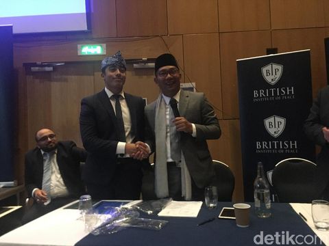 Diplomasi Batik-Teh ala Ridwan Kamil Gaet Investor Inggris-Swedia