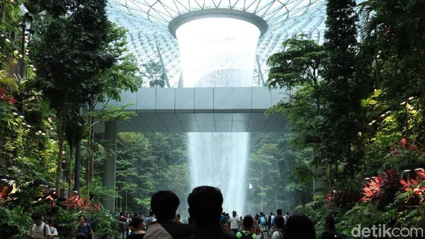 Kerennya Jewel di Bandara Changi: Dari Hutan Sampai Robot