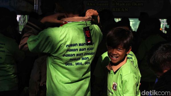 Ketika Anak-anak Diajak Makan Ikan