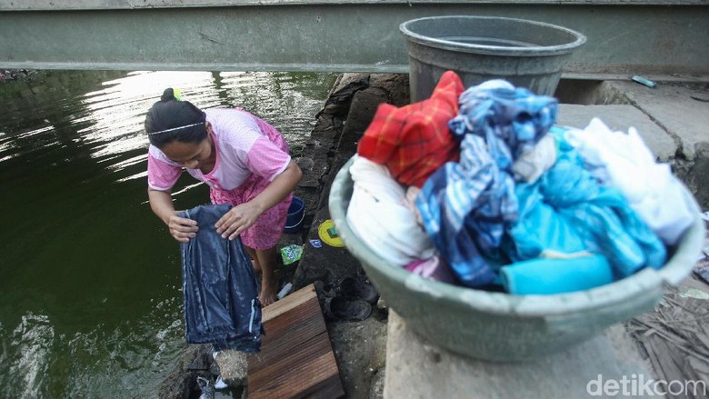 Potret Warga Mencuci  Baju  di  Sungai  Cisadane Tangerang