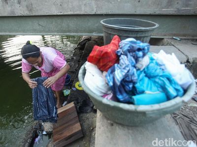 Potret Warga Mencuci Baju di Sungai Cisadane Tangerang