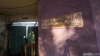 Pintu masuk kelas I rusak dan dipenuhi coretan.