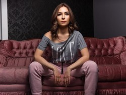 Gamer Seksi Jadi Kontroversi, Lempar dan Beri Kucing Vodka saat Streaming