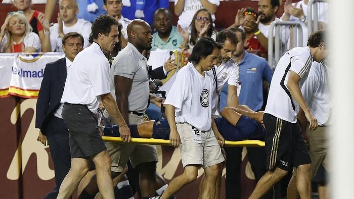 Marco Asensio ditandu keluar lapangan FedEx Field, Landover, akibat cedera lutut, saat Real Madrid menghadapi Arsenal di ajang International Champions Cup 2019. (Foto: Geoff Burke-USA TODAY Sports/Reuters) Marco Asensio ditandu keluar lapangan FedEx Field, Landover, akibat cedera lutut, saat Real Madrid menghadapi Arsenal di ajang International Champions Cup 2019. (Foto: Geoff Burke-USA TODAY Sports/Reuters)