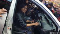 Menkeu Sri Mulyani Jalan-jalan di GIIAS