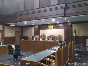 Sambil Menangis, Penyuap Rommy Baca Pleidoi Minta Vonis Ringan Sambil Menangis, Penyuap Rommy Baca Pleidoi Minta Vonis Ringan