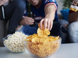 Inilah Sebabnya Kenapa Kamu Tak Bisa Berhenti Mengunyah Keripik