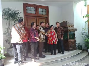 Bareng BG, Megawati Sambut Prabowo di Rumahnya