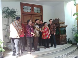 Bareng BG, Megawati Sambut Prabowo di Rumahnya