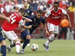 Aksi Eden Hazard mengolah bola di jantung pertahanan Arsenal. Geoff Burke-USA TODAY Sports.