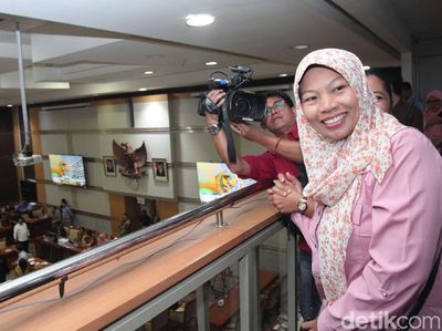 Senyum Bahagia Baiq Nuril Saat Amnestinya Disetujui Komisi III DPR