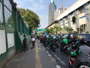 Ojol Bikin Macet Palmerah, Dishub: Penumpang Order Saat Masih di KRL Ojol Bikin Macet Palmerah, Dishub: Penumpang Order Saat Masih di KRL