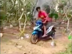 Innalillahi! Pemuda Main Motor di Atas Kuburan