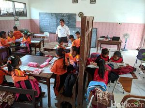 Ruang Kelas Rusak, Siswa SD Mojokerto Belajar di Rumah Tukang Kebun