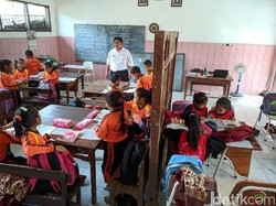 Ruang Kelas Rusak, Siswa SD Mojokerto Belajar di Rumah Tukang Kebun