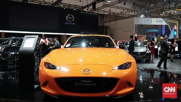 Pameran Mobil Mazda di Gaikindo Indonesia International Auto Show (GIIAS) 2019 di ICE BSD, Tangerang, Rabu (24/7). CNN Indonesia/Daniela