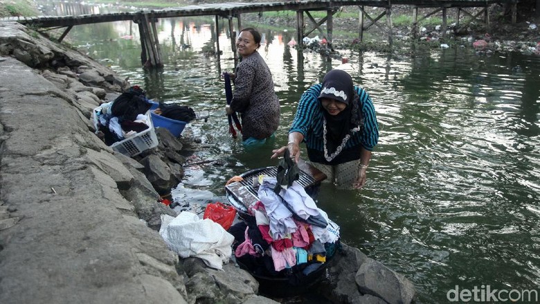 Potret Warga Mencuci  Baju  di  Sungai  Cisadane Tangerang