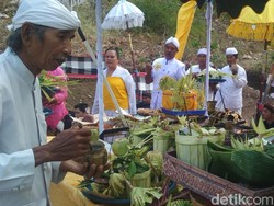 Umat Hindu di Tulungagung Khidmat Gelar Upacara Galungan