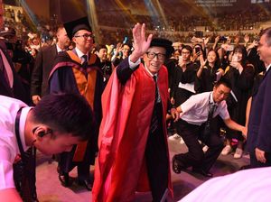 Miliuner Hong Kong Sumbang Rp 1,6 M ke Siswa yang Baru Ditemuinya di Bandara