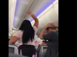 Lirik Wanita Lain di Pesawat, Istri Pukul Suami Pakai Laptop