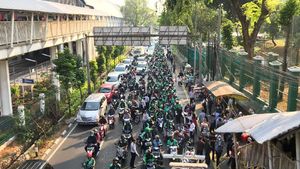 Potret Ojol Tumpah Ruan Depan Stasiun Palmerah