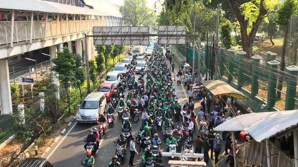 Potret Ojol Tumpah Ruan Depan Stasiun Palmerah