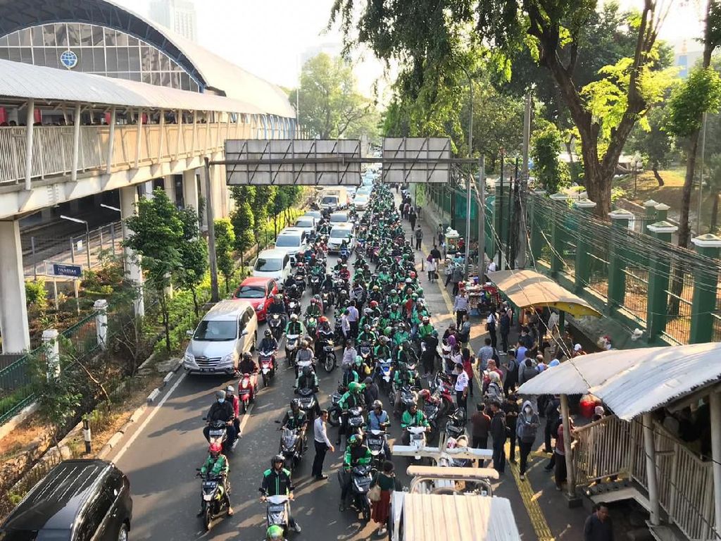 Ojol Tumpah Ruah di Depan Stasiun Palmerah Bikin Macet Ojol Tumpah Ruah di Depan Stasiun Palmerah Bikin Macet