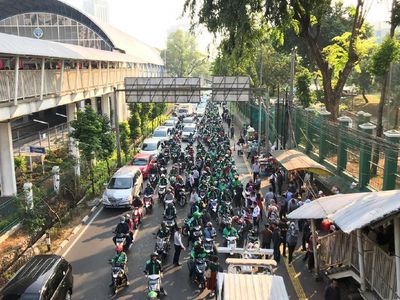 Potret Ojol Tumpah Ruan Depan Stasiun Palmerah