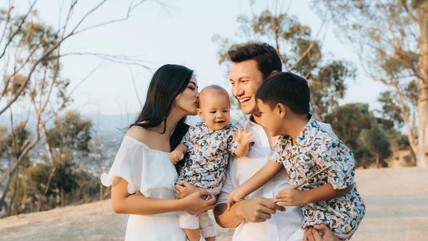Titi Kamal bersama suami dan anak-anaknya