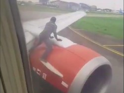 Edan! Orang Ini Lompat ke Sayap Pesawat yang Siap Terbang