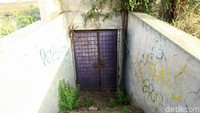 Daun-daun kering mengotori salah satu lorong stadion.