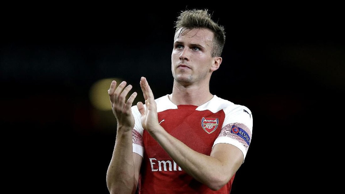 Bek Arsenal Rob Holding hampir menandatangani sebuah jersey Tottenham Hotspur. (Foto: Henry Browne/Getty Images)
