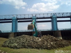 Sedimentasi Sumbat Pintu Air, Bendungan Wilalung Kudus Dinormalisasi