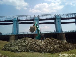 Sedimentasi Sumbat Pintu Air, Bendungan Wilalung Kudus Dinormalisasi Sedimentasi Sumbat Pintu Air, Bendungan Wilalung Kudus Dinormalisasi