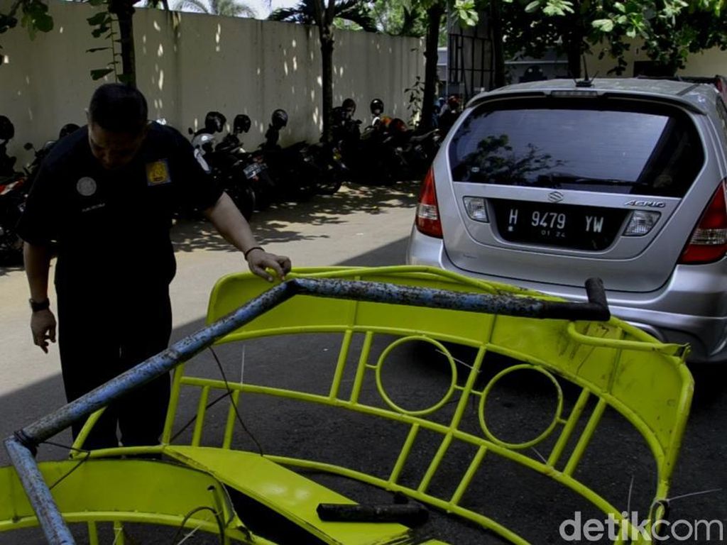 Polisi Sita Besi Wahana yang Patah dan Tewaskan 1 Remaja di Pekalongan Polisi Sita Besi Wahana yang Patah dan Tewaskan 1 Remaja di Pekalongan