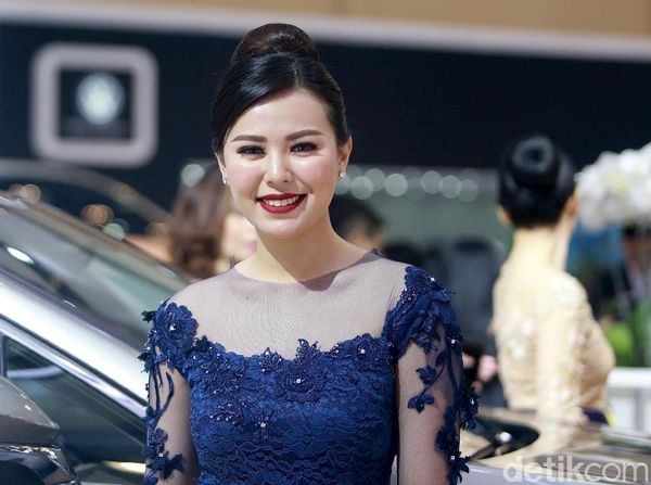 Usher Lexus Cantik Berkebaya
