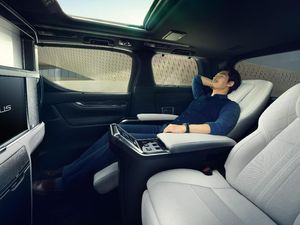 Naik Alphard Versi Lexus Diklaim seperti Naik Pesawat Kelas Atas Naik Alphard Versi Lexus Diklaim seperti Naik Pesawat Kelas Atas