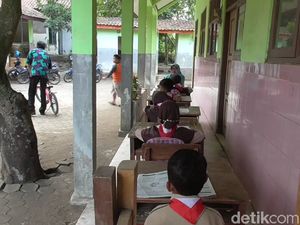 Gedung Sekolah Nyaris Roboh, Siswa SD di Brebes Ini Belajar di Teras