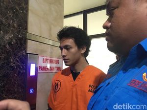 Jefri Nichol Kepergok Patroli Polisi Sedang Beli Papir Jefri Nichol Kepergok Patroli Polisi Sedang Beli Papir